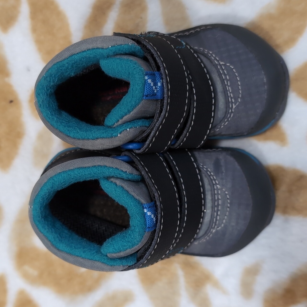 THINSULATE  .Kids Gray and Black Shoes.